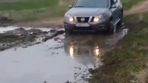 #nissan #застрял. Застряли в луже, а мама беги за трактором!