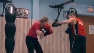 Тренер бокс воспитывает ученицу