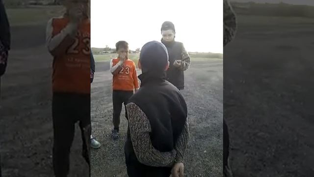 Пацан извеняется перед девчонкой на коленях смотреть онлайн