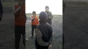 Пацан извеняется перед девчонкой на коленях