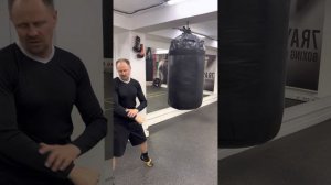 Одно из основ сильного удара в боксе, это крепкие сухожилия и связки в руках. ?