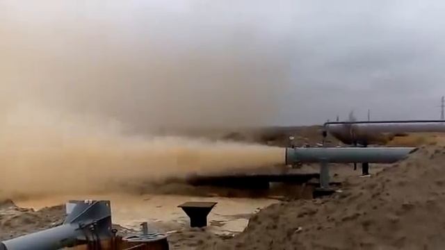 Испытания трубопровода. прогон поршня через затопленный трубопровод.