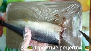 Салат Селёдка под шубой с маринованным луком.