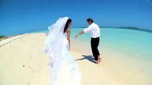 Влюбленная пара на берегу моря (Клип)