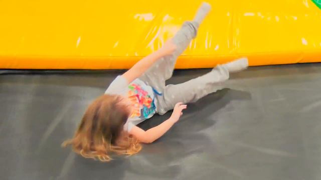 Indoor Playground for Kids | Развлекаемся на Батутах | David Happy Show смотреть онлайн