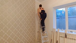 Как поклеить обои СВОИМИ РУКАМИ. Самый быстрый способ!