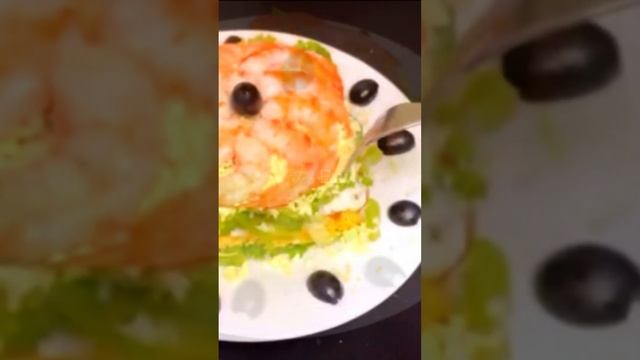 Потрясающий по вкусу салат с семгой и креветками украсит ваш стол! @https://dzen.ru/vse_pro_edu
