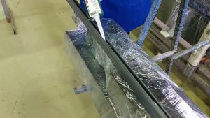 Вклейка закаленного стекла в алюминиевую низкопрофильную створку двери