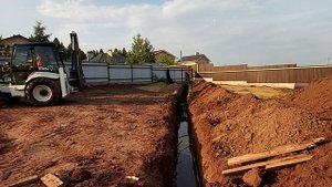 Перекопали лишнее для дренажа участка , Засыпаем песком , проливаем .