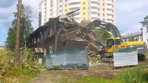 Механизированный снос дома экскаватором