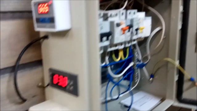 Куры горячего копчения в самодельной деревянной коптильне