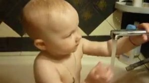 Ребенок пьет воду из крана