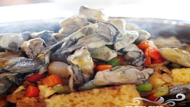 Жареный хлеб с устрицами и овощами