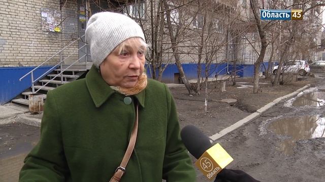 «Сухой ногой не пройти». Жителям Кургана приходится ходить на остановку через грязь и лужи смотреть онлайн