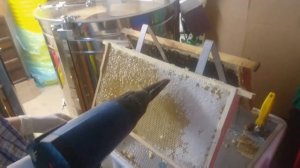 Вскрытие рамок феном, откачка мёда 2017