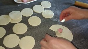 Мини сосиски в слоеном тесте. Очень вкусно и быстро смотри рецепт ставь лайк.