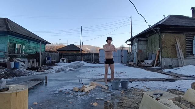 Красноярск. Закаливание. Обливание холодной водой.