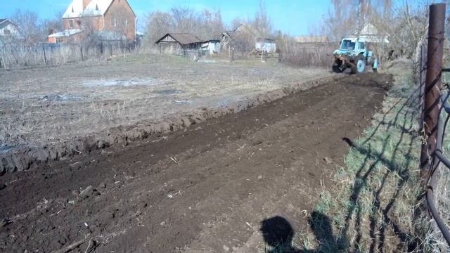 Наняли трактор вспахать огород / пилим дрова и старые доски / весна одним словом в деревне деревня смотреть онлайн