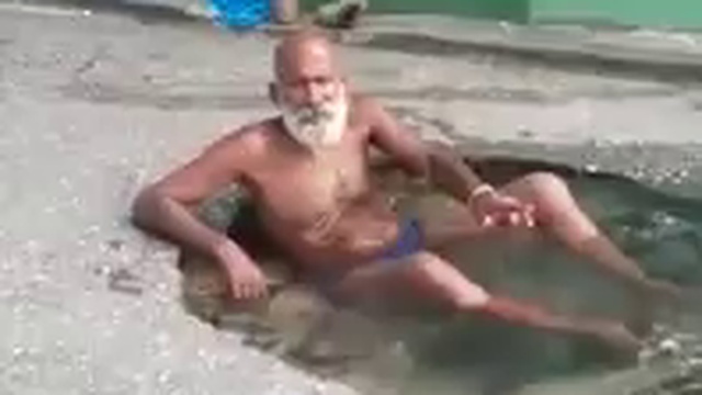 Дед купается. Дед моется. Дед плавает. Дедушка купаться.