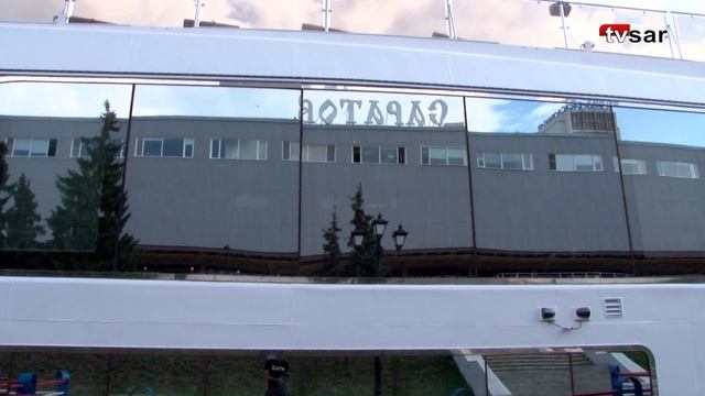 На набережной Саратова причалил 96-метровый корабль "Штандарт" смотреть онлайн