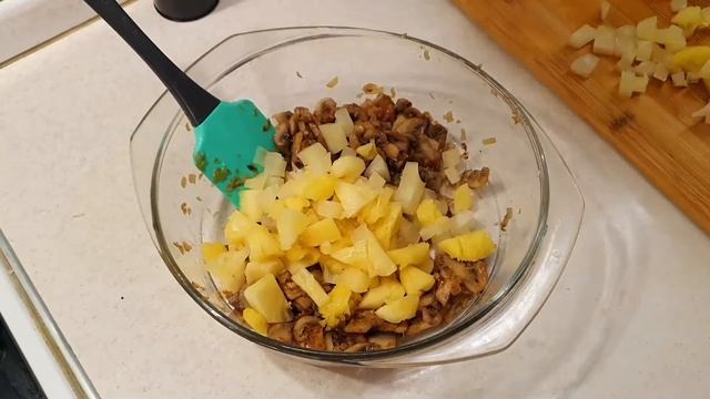 САЛАТ С КОПЧЕНОЙ КУРИЦЕЙ И ШАМПИНЬОНАМИ