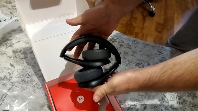 Распаковка беспроводных наушников Motorola Pulse Escape от Розетка смотреть онлайн