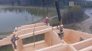Монтаж балок кровельной системы дома из клееного бруса