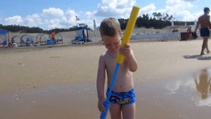 Водный пистолет-игры с водой! Поиграйка с Серегой на море-видео для детей!