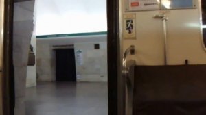 Метро c 2-ми дверьми(горлифт), Санкт-Петербург, утро июля 2012г.