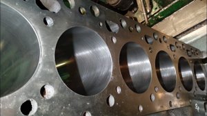 Cummins 6BT, гильзованый спецгильзой. Трещины в первом цилиндре.