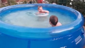 Купание в бассейне. Дети в бассейне.