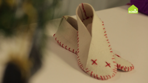 Новогодние тапки из войлока. Как сделать декоративные тапочки. Подарок на Новый год своими руками