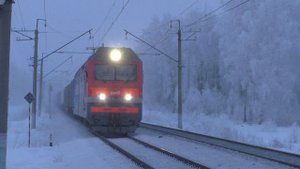 Грузовые поезда под 2ЭС10-003 "Гранит" и 2ЭС6-1259 "Синара" встречаются на перегоне