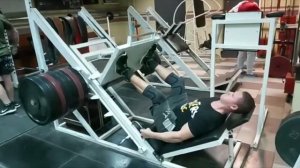 ЖИМ НОГАМИ 400КГ В 17 ЛЕТ