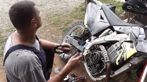 Подбуксовывает сцепление на Yamaha TTR-250 , разбираем смотрим лечим .