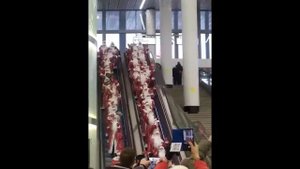 КОМЕДИЯ РОК  Хвост виляет Собакой!?(