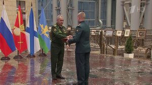 Глава Минобороны РФ Сергей Шойгу наградил "Золотыми звездами" участников спецоперации