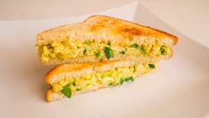 Мало кто готовит такой бутерброд! Вкуснейший рецепт сэндвича с яйцом.