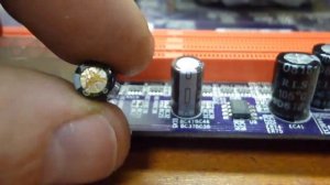 Простенький ремонт компьютера: замена конденсатора на материнской плате