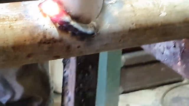 Как сделать вертикальную врезку в трубу через седло. смотреть онлайн