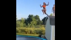 Эффектный прыжок в бассейн с крыши через батут