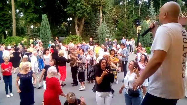 57. Танцы в парке горького танцевать *Снова один стою* танцевать в парке горького Харькова.