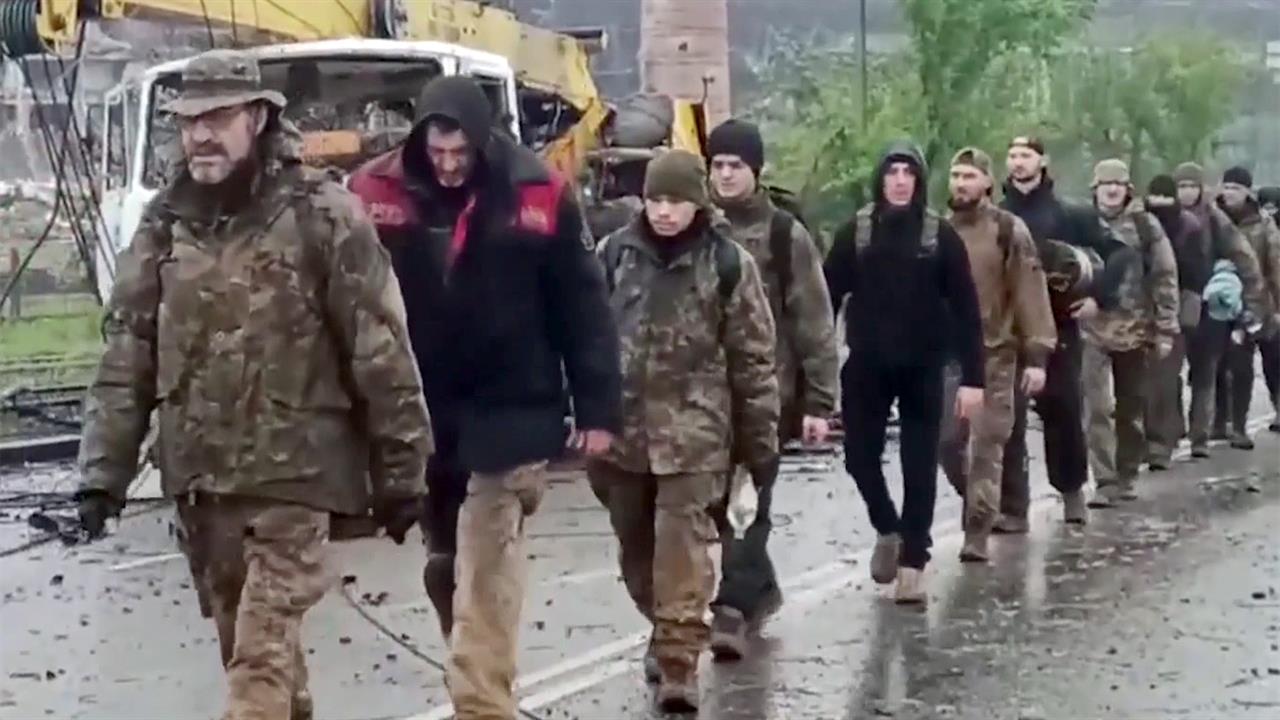 В Мариуполе украинские боевики массово складывают оружие, покидая подземелья завода "Азовсталь"