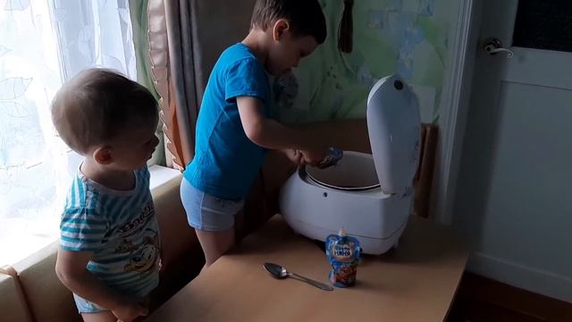 Поваренок Миша готовит фруктовое желе из детского пюре. Очень простое лакомство для детей. смотреть онлайн