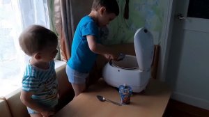 Поваренок Миша готовит фруктовое желе из детского пюре. Очень простое лакомство для детей.