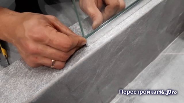 Монтаж перегородки из стекла в душевой кабине.