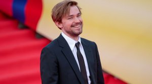 Александр Петров впервые появился на публике со своей молодой женой