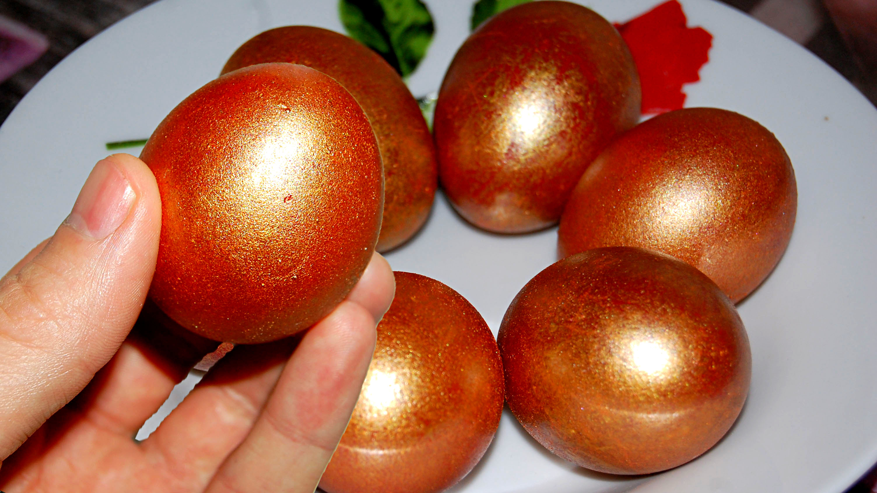 Золотые яйца на Пасху в луковой шелухе ? Как оригинально покрасить пасхальные яйца в золотой цвет