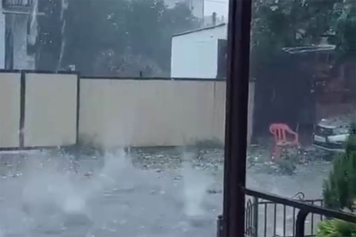 На Лазаревский район Сочи обрушился сильный град. Видео