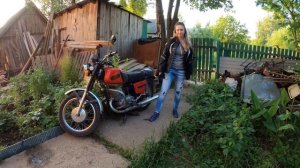 Девушка запускает Иж Юпитер 5 рукой....